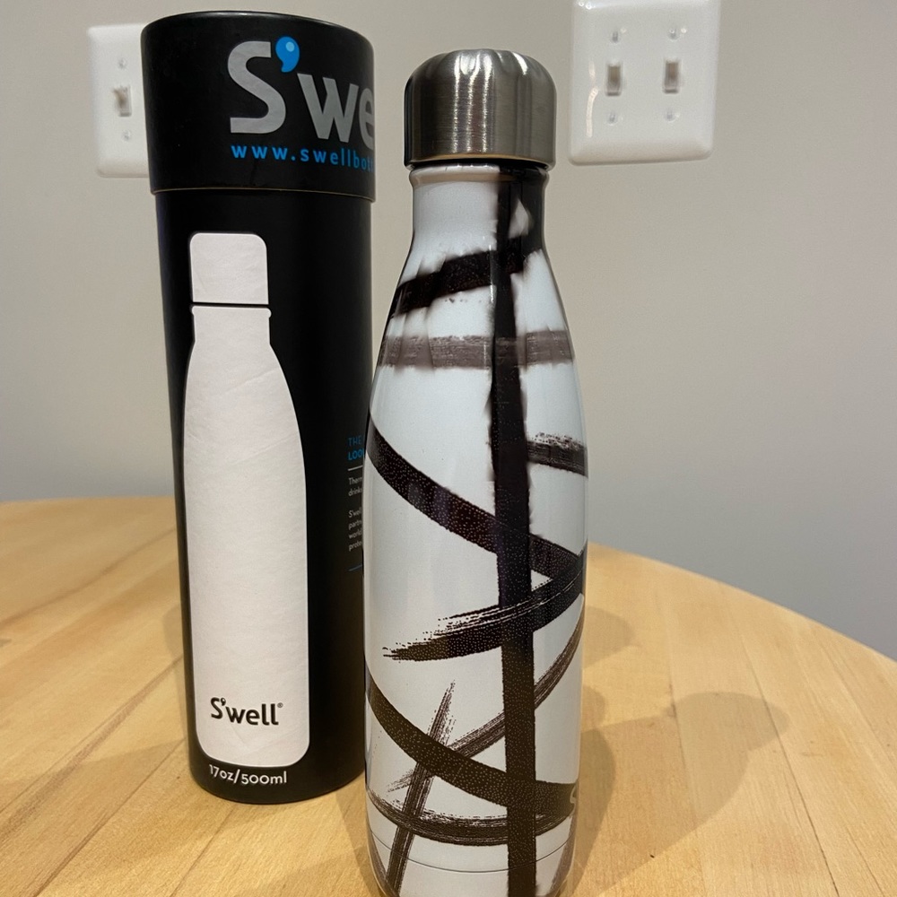Black and white Swell bottle. NEW stainless steel water bottle